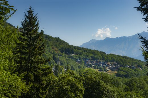 Village de montagne, forêts et ciel bleu au camping CAPFUN Saint Colomban des Villards.