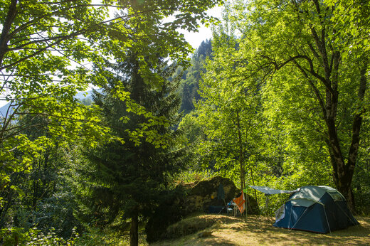 Emplacement de camping ombragé avec tente au camping CAPFUN Saint Colomban à Saint Colomban des Villards (73).