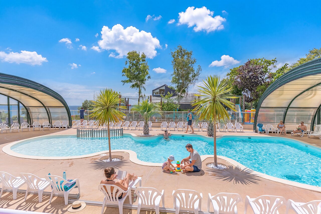 Piscine ext�rieure, couverte, vue mer au CAPFUN Saint Laurent, LA FORET FOUESNANT (29).