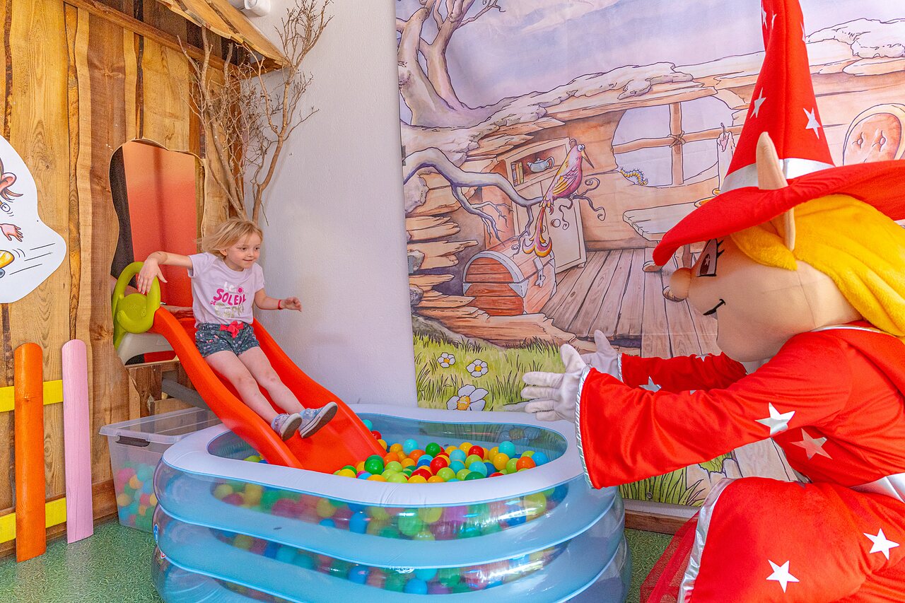 Toboggan, piscine � balles et mascotte au camping CAPFUN Saint Laurent � LA FORET FOUESNANT.