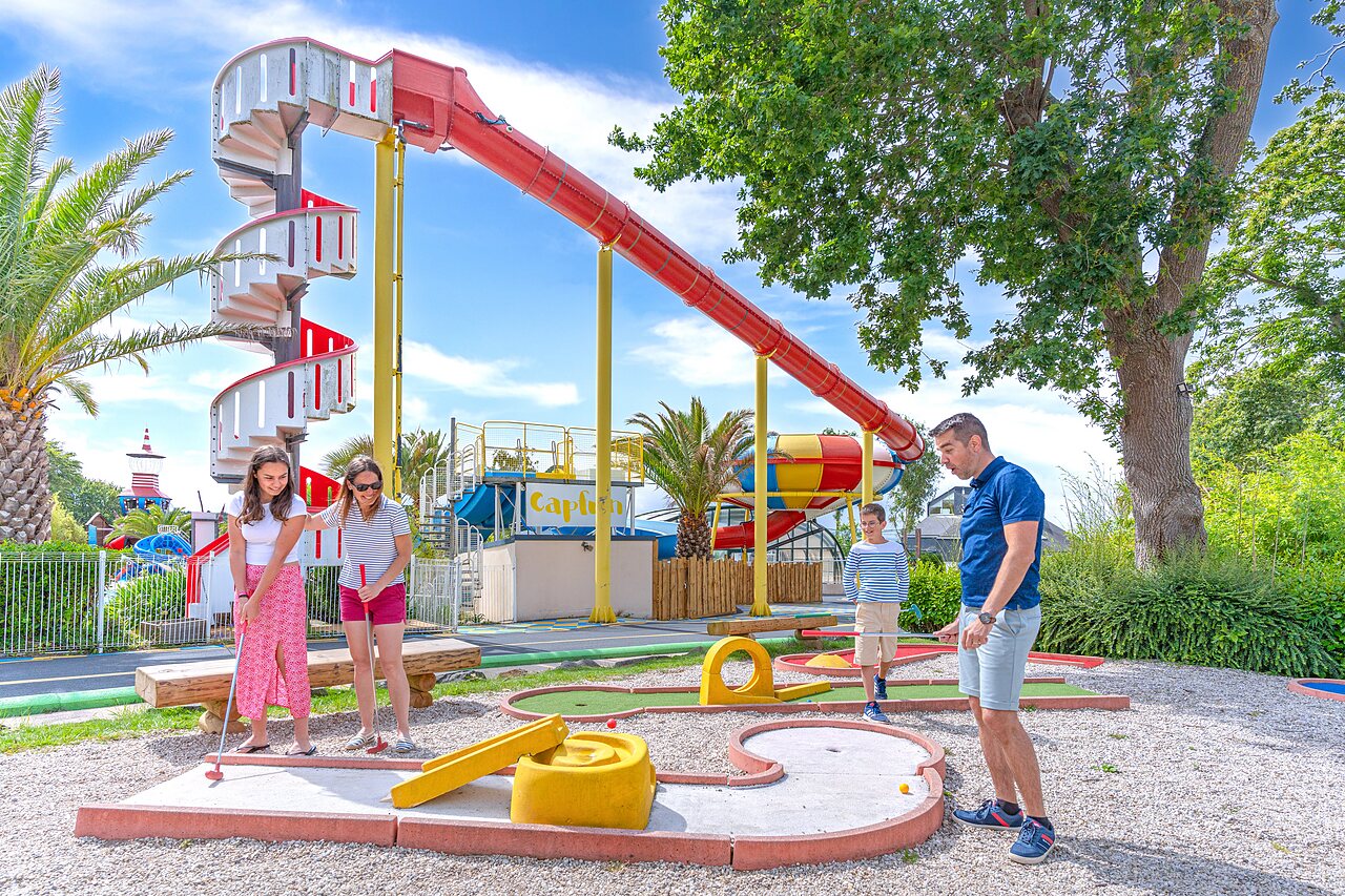 Mini-golf familial, toboggan aquatique au camping CAPFUN Saint Laurent � LA FORET FOUESNANT.