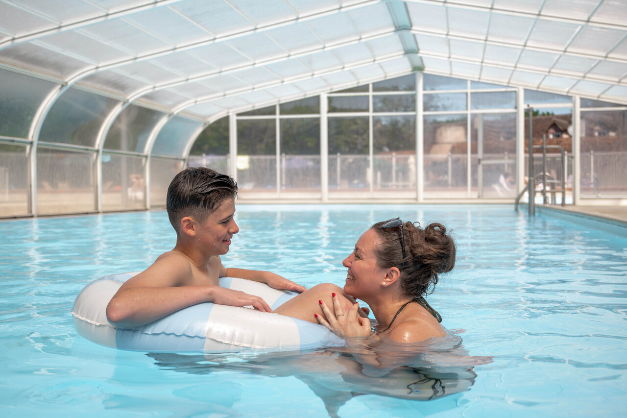 Piscine couverte, famille souriante au camping CLICOCHIC Les Saules de Cheverny � Cheverny (41).