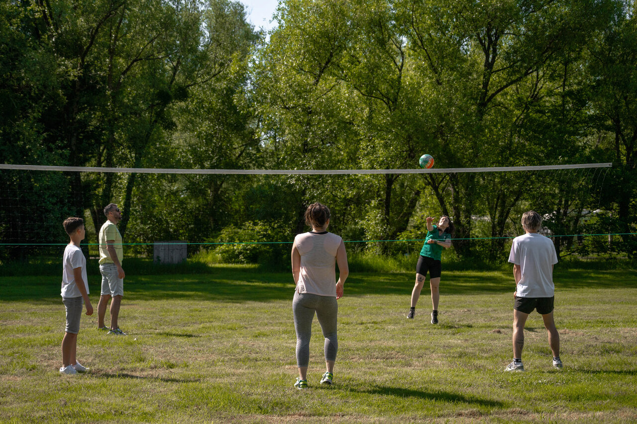 Volleyball en plein air au camping CLICOCHIC Les Saules de Cheverny � Cheverny.