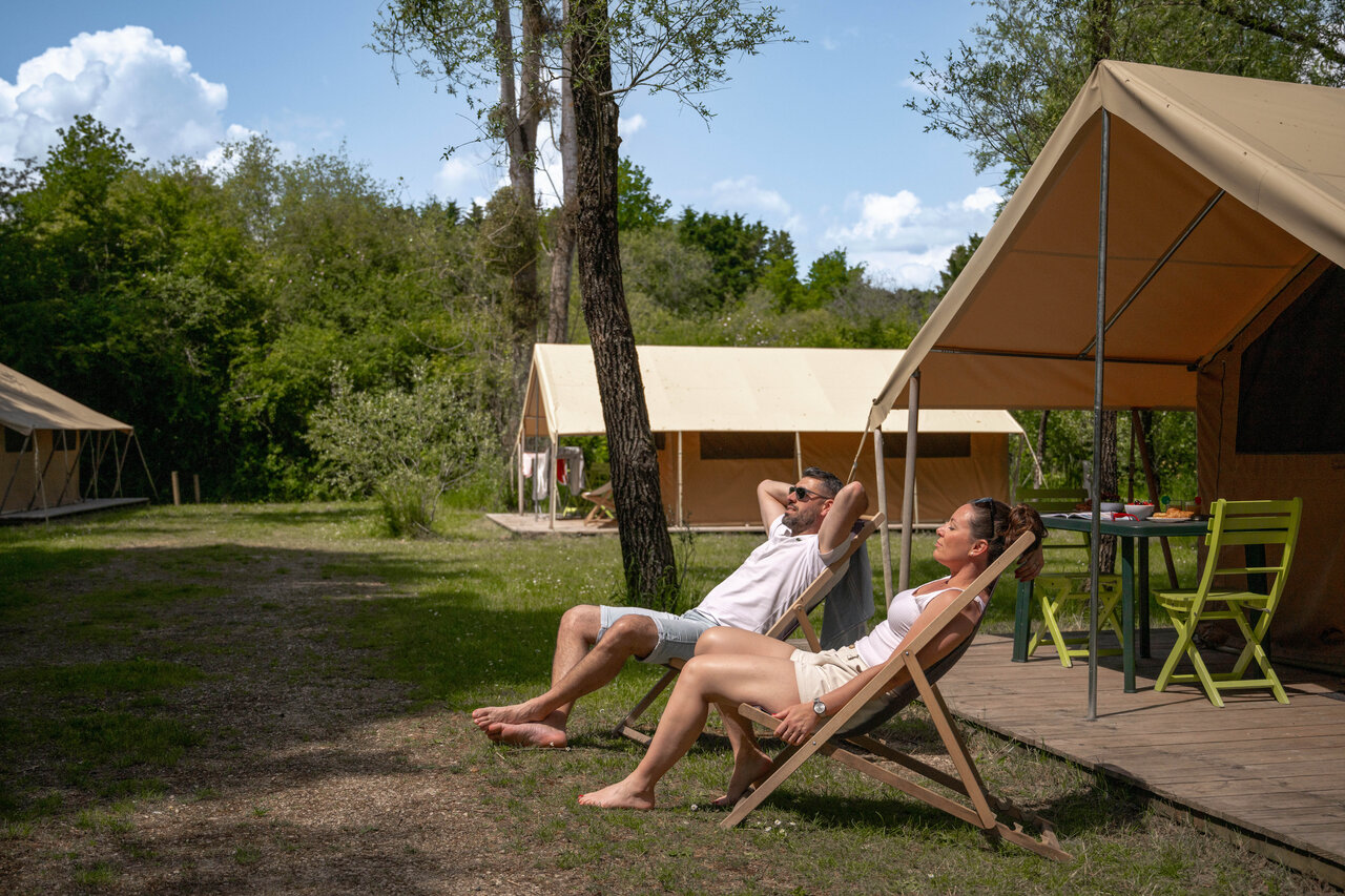 Tente safari glamping et couple relaxant, camping CLICOCHIC Les Saules de Cheverny.