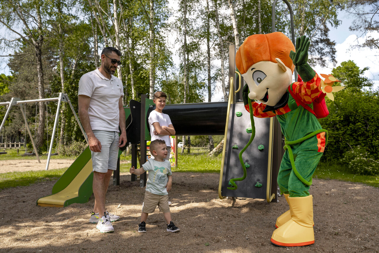 Mascotte, enfants, aire de jeux au camping CLICOCHIC Les Saules de Cheverny � Cheverny (41).