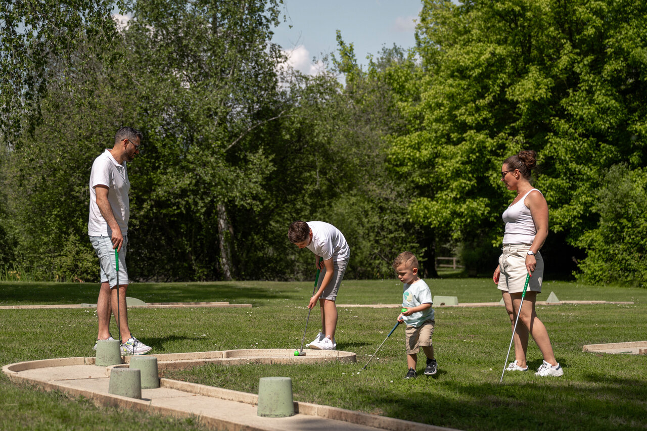 Mini-golf familial sur parcours verdoyant au camping CLICOCHIC Les Saules de Cheverny.