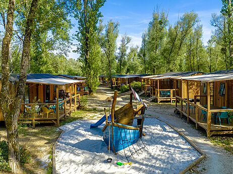 Mobil-homes en bois et aire de jeux au camping CLICOCHIC Les Saules de Cheverny.