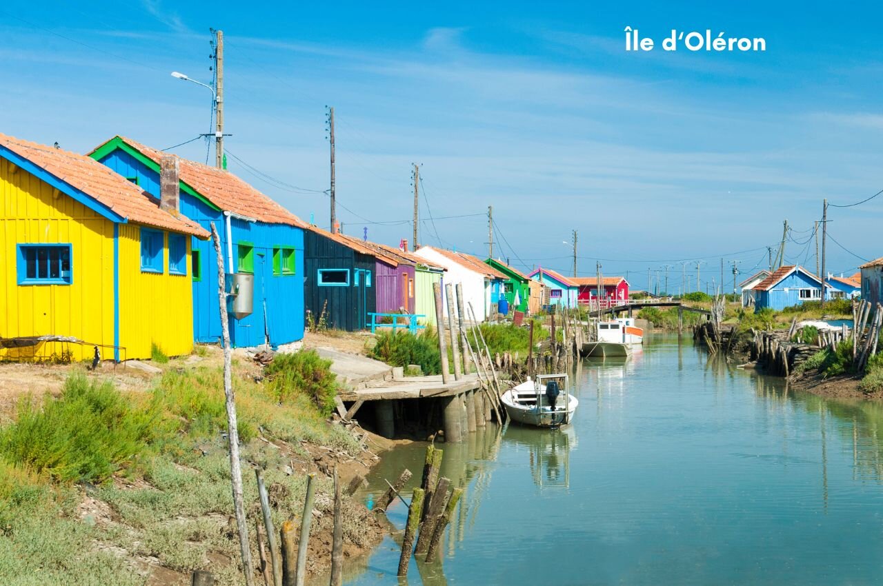 Cabanes ostr�icoles color�es le long d'un canal, lieu � visiter sur l'�le d'Ol�ron.