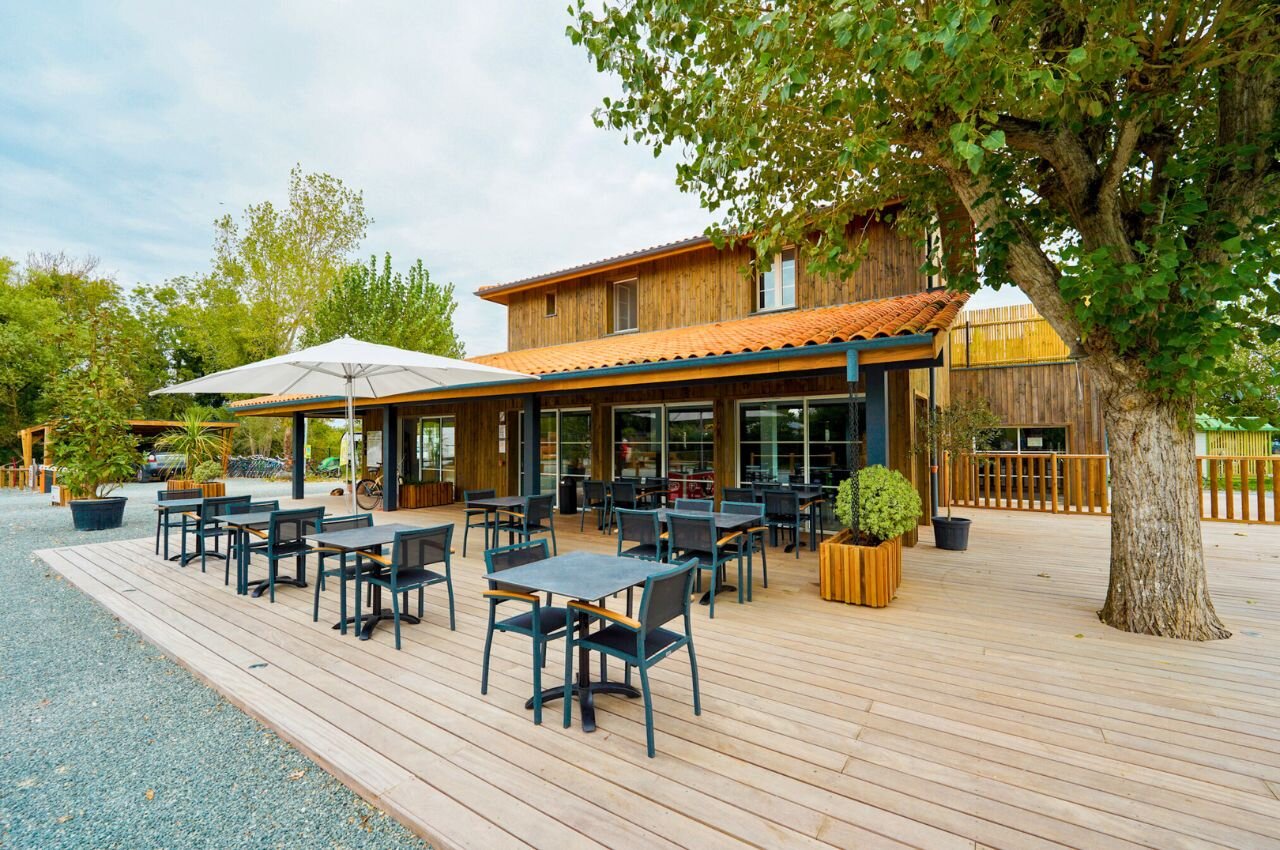 Terrasse ext�rieure du restaurant CLICOCHIC Seuli�res � Saint-Denis-d'Ol�ron.