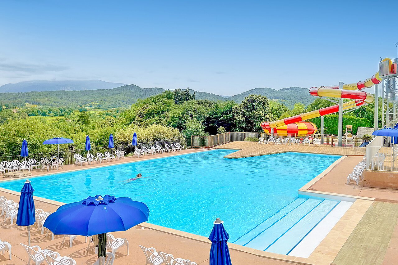 Piscine ext�rieure, toboggan aquatique, parasols au camping VAGUES OCEANES Soleil de Provence (84).