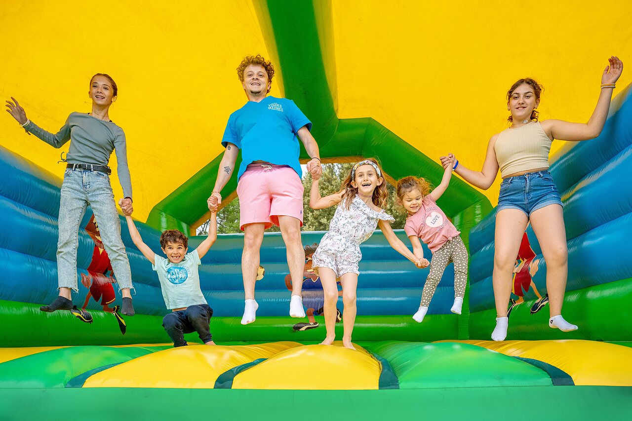 Jeu gonflable, enfants et adultes, camping VAGUES OCEANES Soleil de Provence � Saint-Romain-en-Viennois.