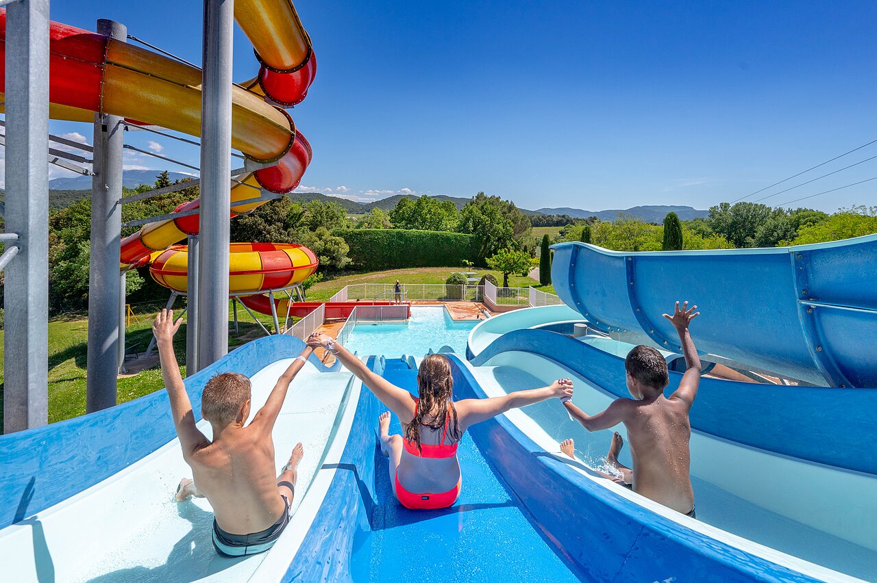 Enfants sur toboggans aquatiques g�ants et piscine au camping VAGUES OCEANES Soleil de Provence � Saint-Romain-en-Viennois (84).