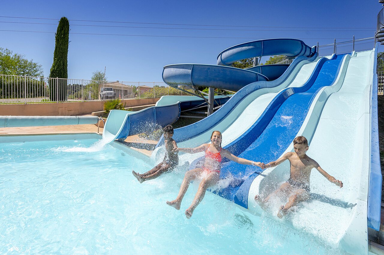 Toboggans aquatiques et piscine ext�rieure pour enfants au camping VAGUES OCEANES Soleil de Provence � Saint-Romain-en-Viennois (84).