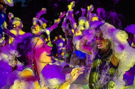 Soirée mousse animée avec adultes et enfants riant au camping VAGUES OCEANES Soleil de Provence.