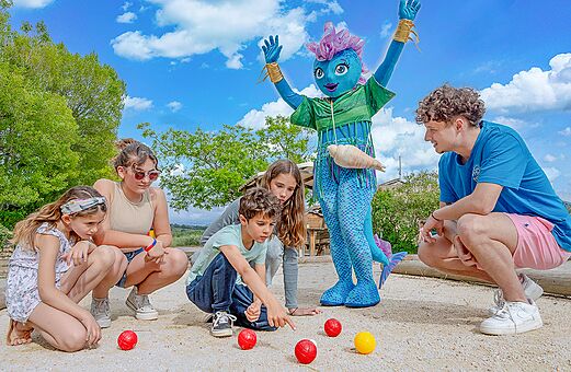Animation pétanque avec enfants et mascotte au camping VAGUES OCEANES Soleil de Provence.