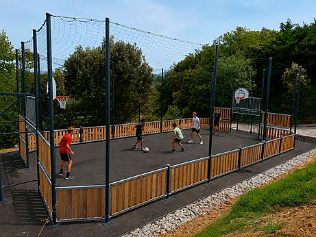 Terrain multisport pour football et basketball, camping VAGUES OCEANES Soleil de Provence.