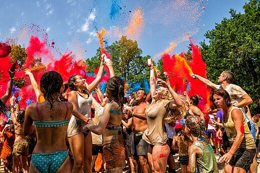 Activité festive avec poudres colorées au camping VAGUES OCEANES Soleil de Provence.