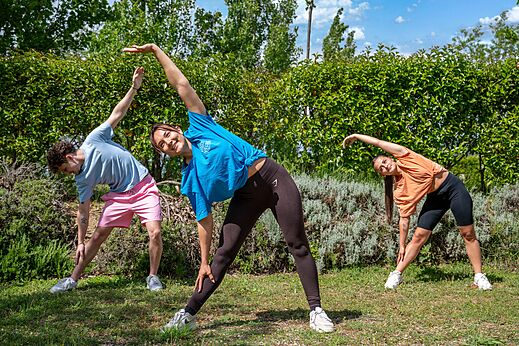 Séance de stretching et fitness en plein air au camping VAGUES OCEANES Soleil de Provence.