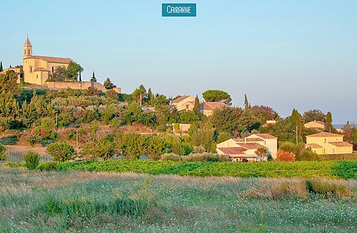 Village perché de Cairanne avec son église, lieu à visiter en Provence.