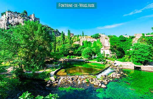 Source de la Sorgue à Fontaine-de-Vaucluse, un lieu touristique en Provence.