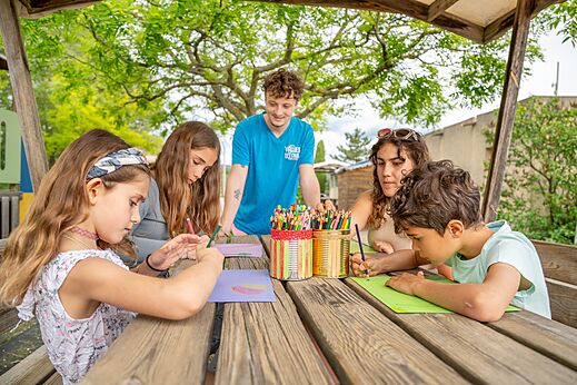 Atelier dessin enfants, animateur au camping VAGUES OCEANES Soleil de Provence (84).