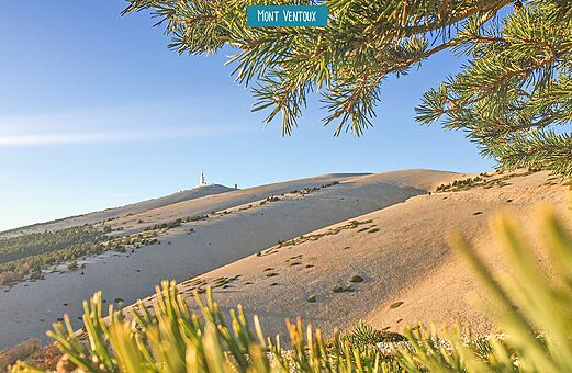 Mont Ventoux, sommet emblématique de Provence, avec son observatoire sous ciel bleu.