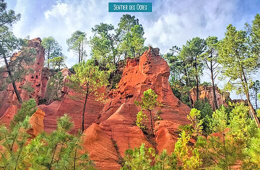 Sentier des Ocres, paysages colorés de Roussillon en Provence.