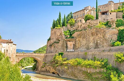 Vaison-la-Romaine, ville historique avec pont romain et maisons perchées en Provence.