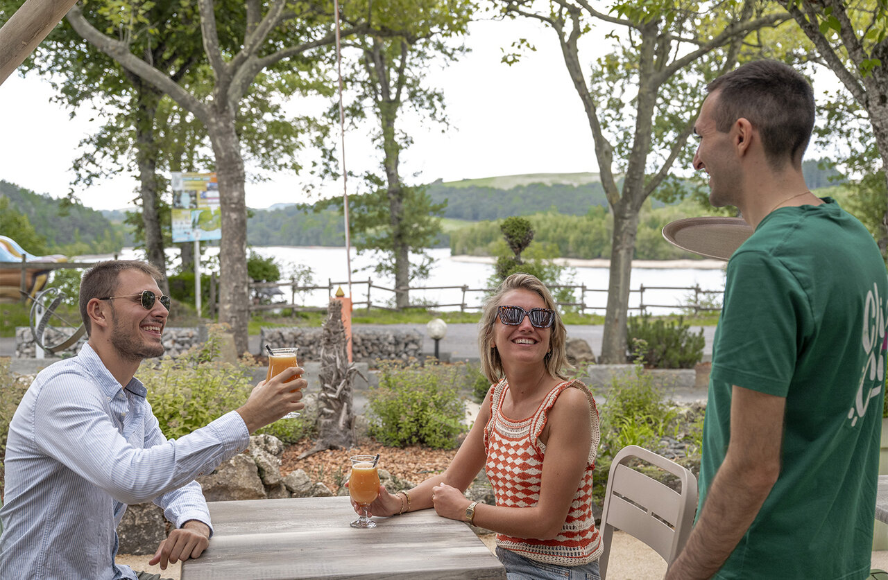 Bar ext�rieur, vue lac au camping CLICOCHIC Soleil Levant � Canet-de-Salars.