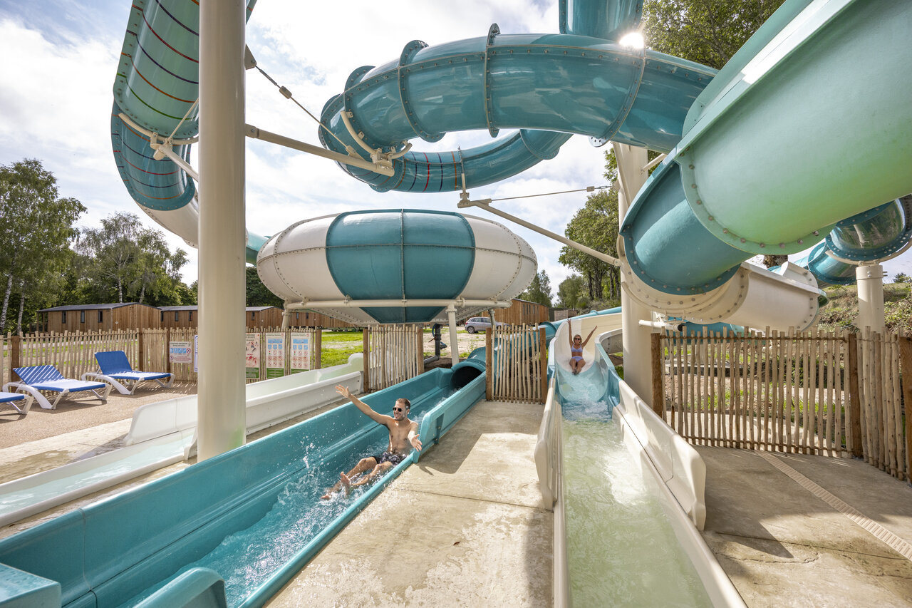 Toboggans aquatiques et piscine ext�rieure avec enfants au camping CLICOCHIC Soleil Levant � Canet-de-Salars (12).