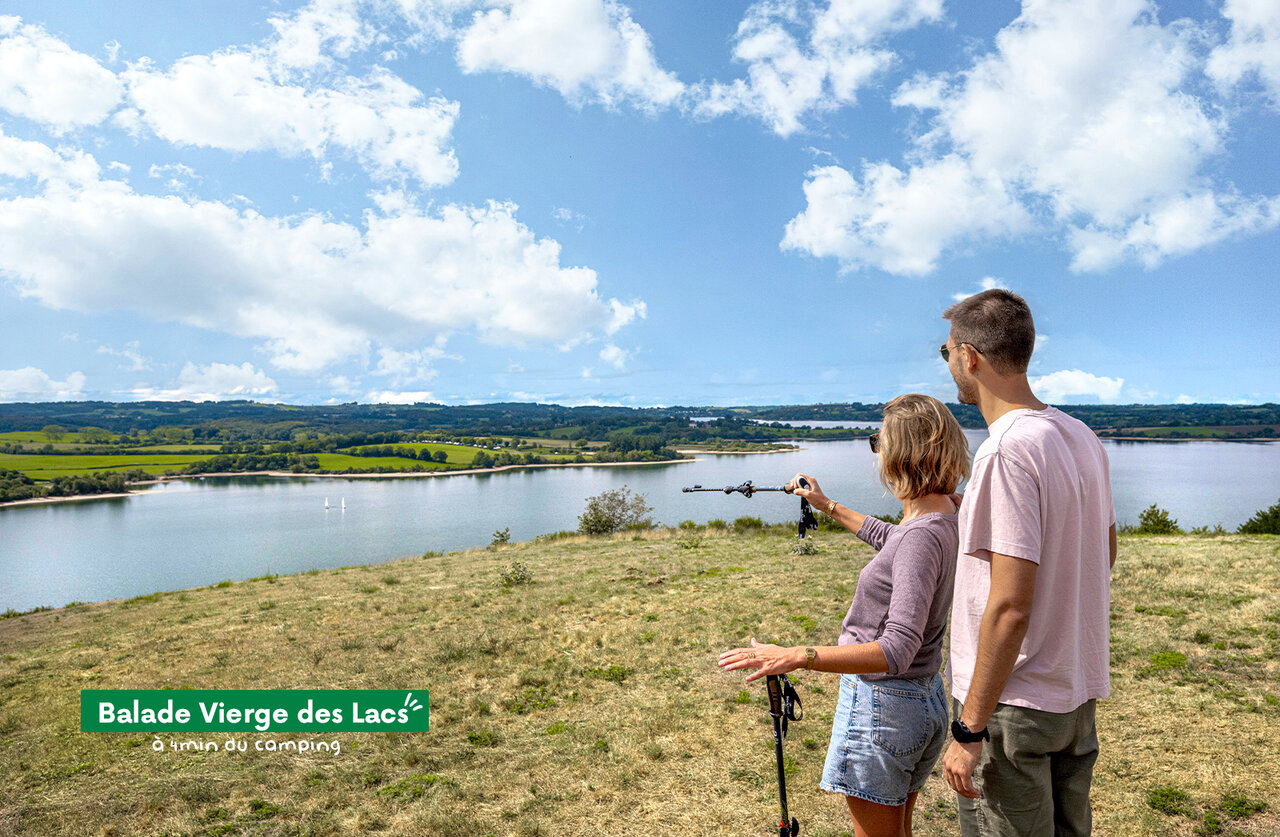 Couple en randonn�e admirant le lac et le paysage � la Balade Vierge des Lacs.