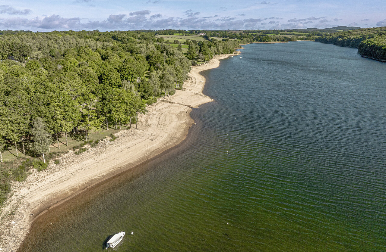 Plage lacustre, for�t au camping CLICOCHIC Soleil Levant � Canet-de-Salars (12).