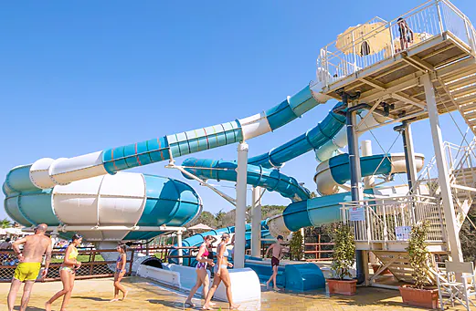 Toboggans aquatiques et jeux d'eau au camping CLICOCHIC Soleil Levant � Canet-de-Salars (12).