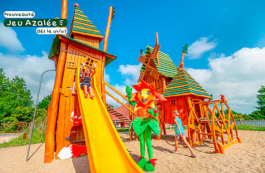 Aire de jeux en bois, toboggan au camping CLICOCHIC Soleil Levant � Canet-de-Salars (12).