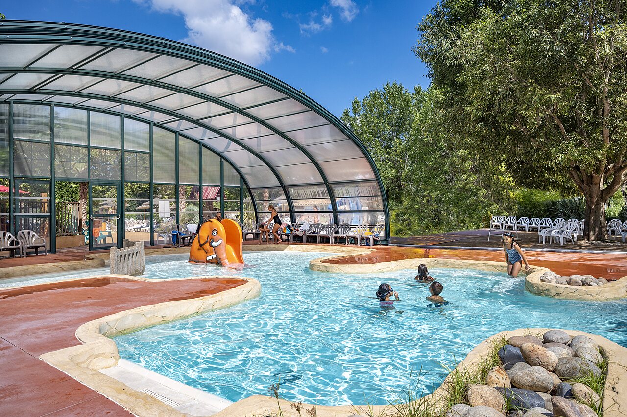 Piscine couverte et toboggan �l�phant pour enfants au camping CAPFUN Soubeyranne � REMOULINS (30).