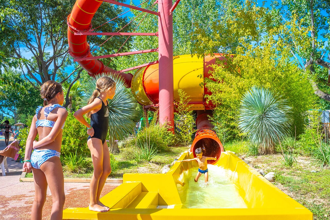 Toboggan aquatique g�ant, enfants � la piscine CAPFUN Soubeyranne � REMOULINS (30).