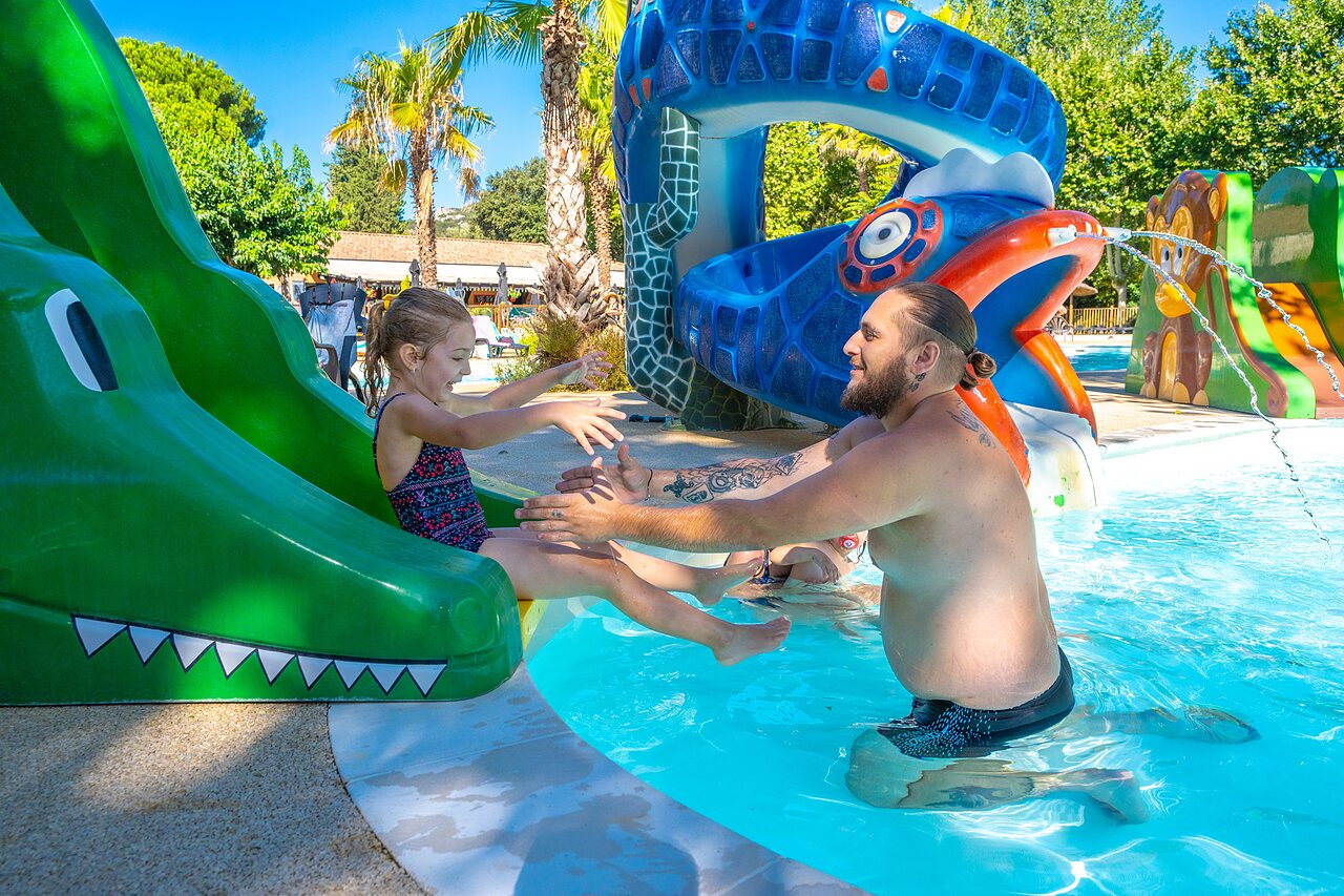 Toboggan crocodile, enfant et adulte dans l'espace aquatique CAPFUN Soubeyranne � REMOULINS.