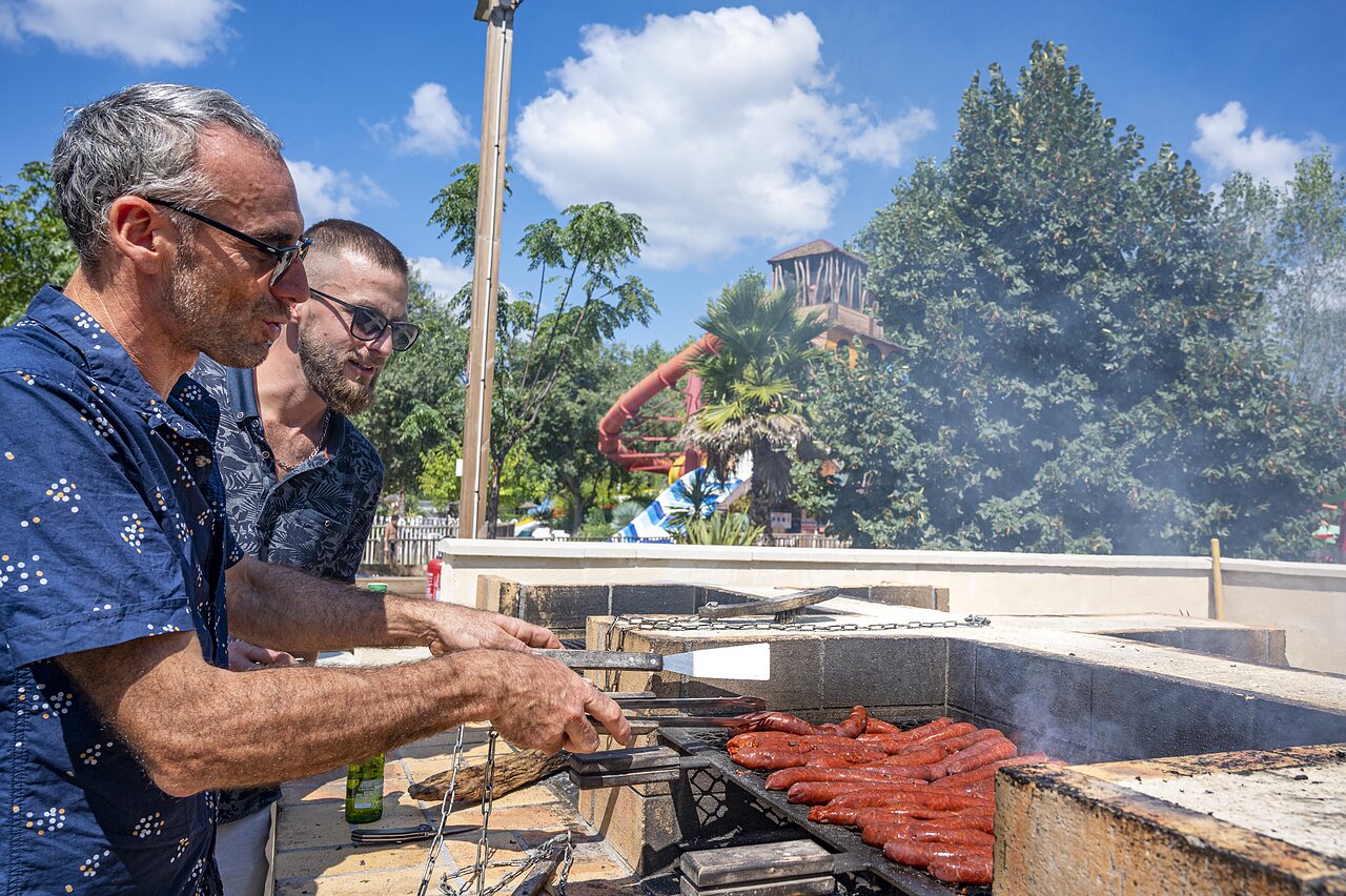 Barbecue convivial avec saucisses, toboggans aquatiques au camping CAPFUN Soubeyranne � REMOULINS (30).