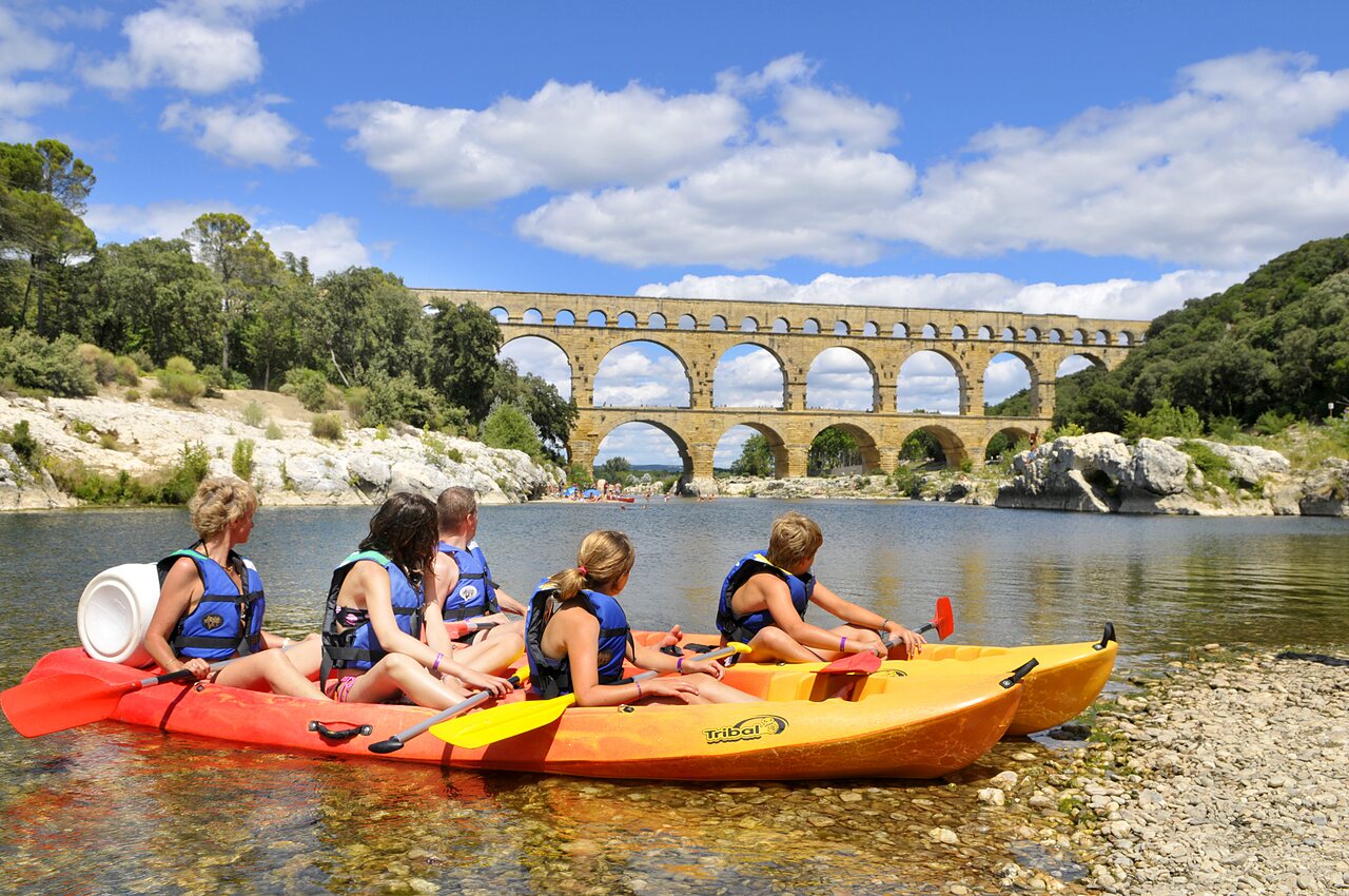Kayaks sur le Gardon, Pont du Gard, au camping CAPFUN Soubeyranne.