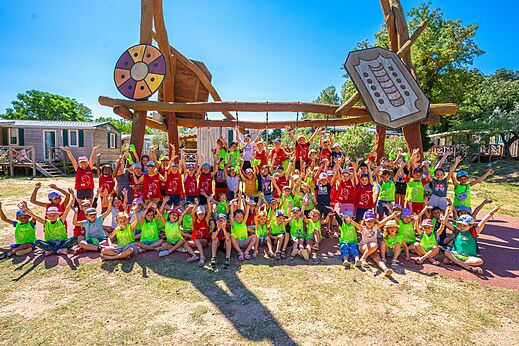 Enfants joyeux jouant sur l'aire de jeux au camping CAPFUN Soubeyranne � REMOULINS (30).