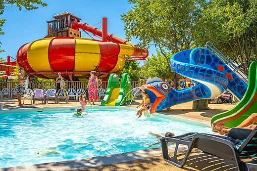 Toboggans aquatiques color�s et piscine avec enfants jouant au camping CAPFUN Soubeyranne � REMOULINS (30).