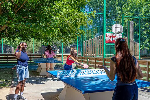 Jeunes jouant au tennis de table ext�rieur au camping CAPFUN Soubeyranne � REMOULINS (30).