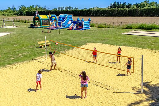 Activit� beach-volley et jeux gonflables au camping CAPFUN Soubeyranne � REMOULINS (30).