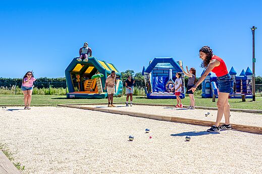 Partie de p�tanque et jeux gonflables au camping CAPFUN Soubeyranne � REMOULINS (30).
