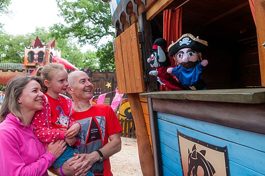 Famille regardant un spectacle de marionnettes au camping CAPFUN Soubeyranne � REMOULINS (30).