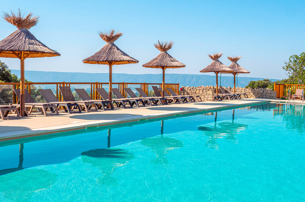 Piscine, transats, parasols au camping CLICOCHIC Les Sources de Gordes � GORDES (84).