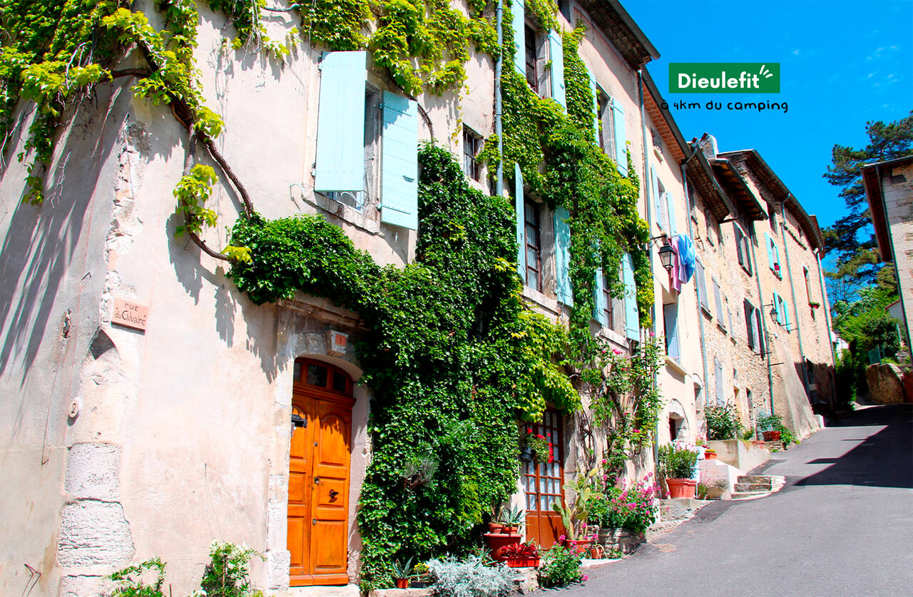 Rue pittoresque et maisons fleuries � Dieulefit, charmante ville de la Dr�me Proven�ale.