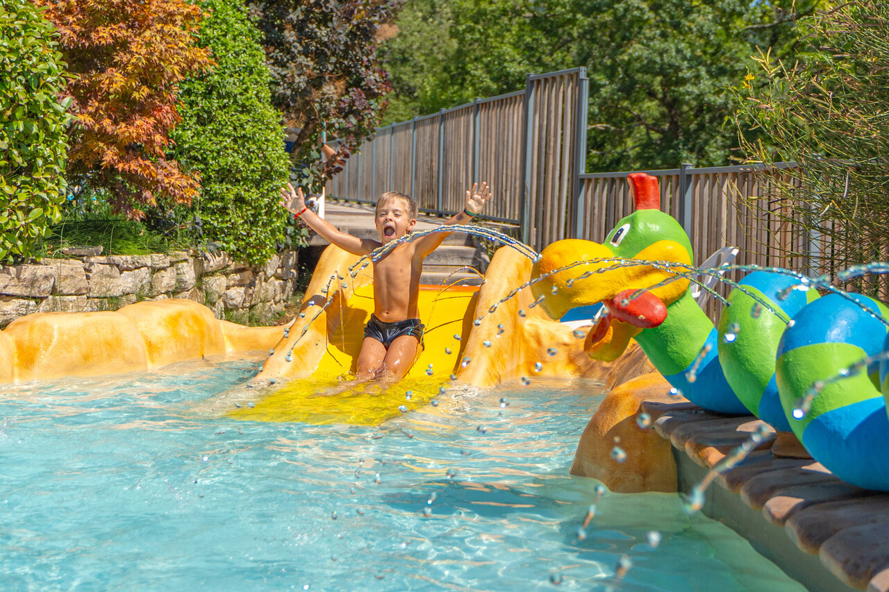 Toboggan aquatique et jeux d'eau pour enfants au camping CLICOCHIC Source du Jabron.