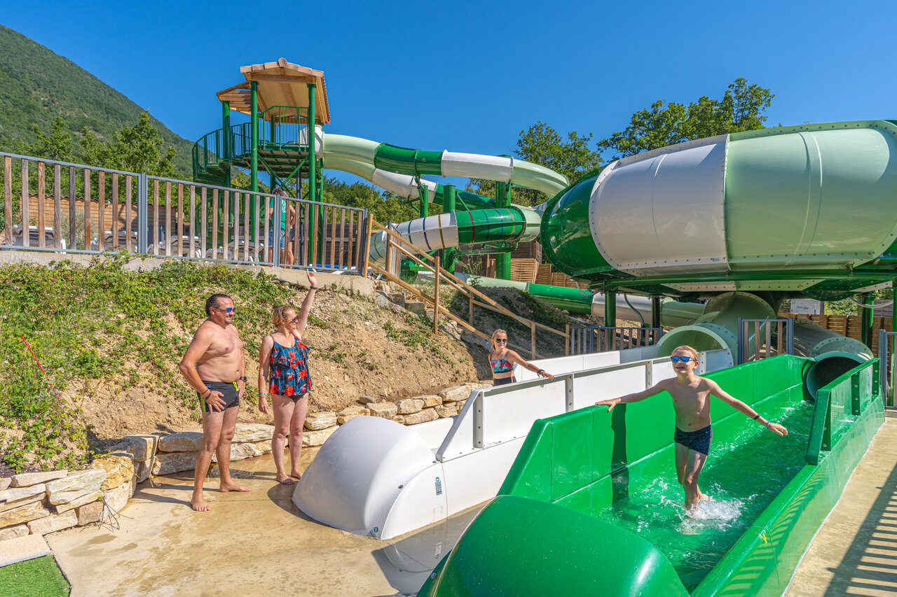 Toboggans aquatiques g�ants et famille s'amusant au camping CLICOCHIC Source du Jabron � Comps (26).