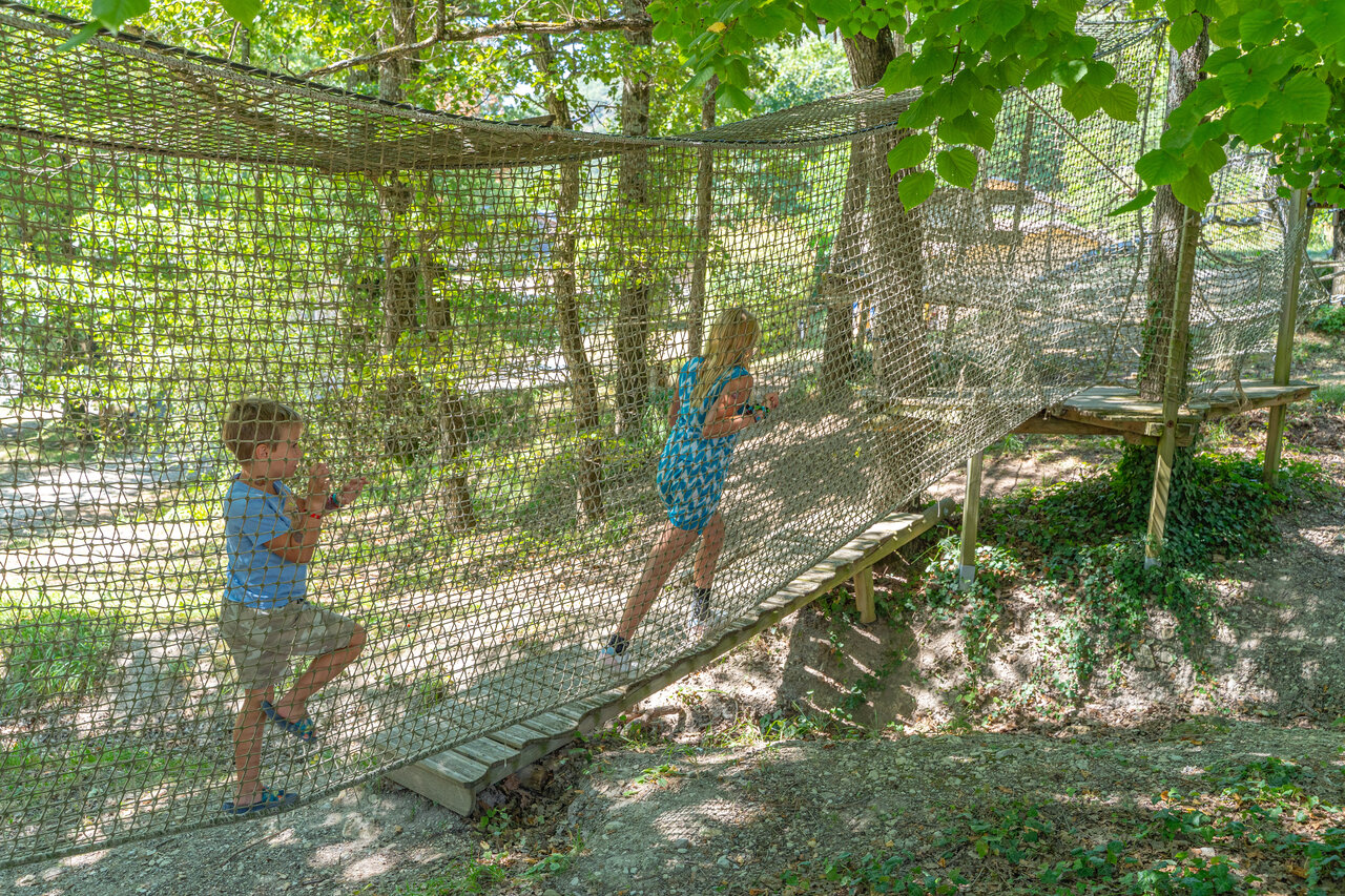 Parcours aventure en filets pour enfants, jeux au camping CLICOCHIC Source du Jabron.